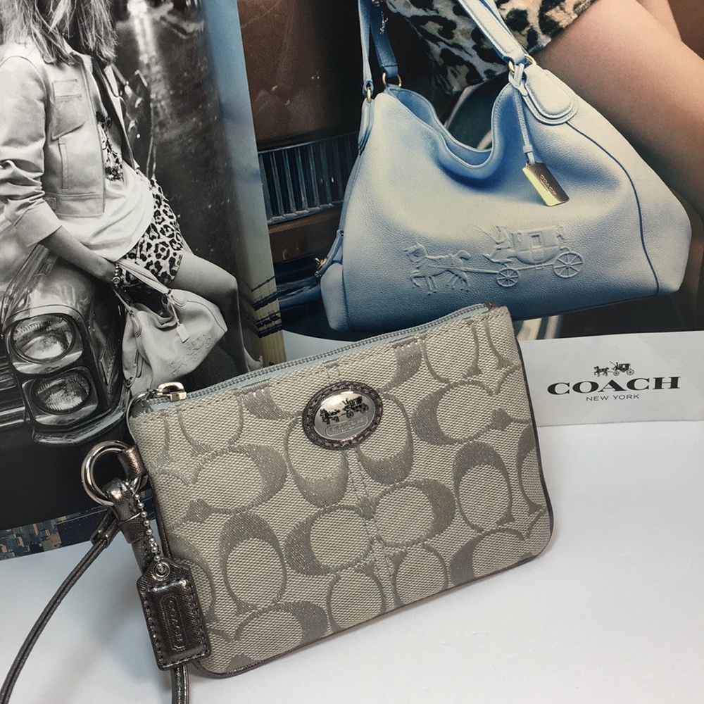 🔥NWOT🔥COACH🔥GRAY/SILVER WRISTLET WALLET